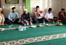 Pererat Silaturahmi, Bhabinkamtibmas Desa Cijagamulya Polsek Ciawigebang Hadiri Peringatan Isra Mi’raj Nabi Muhammad SAW di Desa Cijagamulya