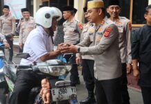 Pengendara Dibuat Kaget Diminta Masuk Mapolres, Ternyata Dapat Takjil Gratis