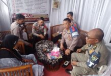 Sigap dan Humanis, Polisi Cilimus Selamatkan Lansia Tersasar di Arus Balik Lebaran