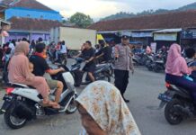 Personil Polsek Ciwaru Laksanakan Gatur Lalin di Pasar Ciwaru, Antisipasi Kemacetan Jelang Berbuka Puasa