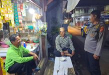 Polsek Ciwaru Giatkan Patroli Malam, Aiptu Aris Sunandar Sambangi Warga