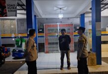 Personel Polsek Ciwaru Laksanakan Patroli Malam, Monitoring Pertokoan untuk Jaga Kamtibmas
