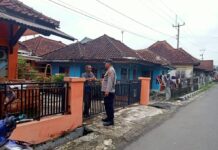 Personil Polsek Ciwaru Sambangi Rumah Warga, Sampaikan Pesan Kamtibmas