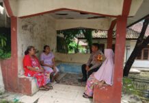 Bhabinkamtibmas Polsek Ciwaru Sambangi Ibu-Ibu di Pos Ronda, Jalin Keakraban dan Sampaikan Pesan Kamtibmas