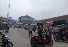Polsek Ciwaru Laksanakan Pengamanan dan Pengaturan Lalu Lintas di Area Pasar, Antisipasi Kepadatan Aktivitas Warga