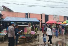 Kanit Propam Polsek Ciwaru Laksanakan Patroli dan Himbauan kepada Pedagang Petasan