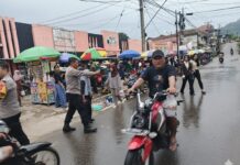 Personil Polsek Ciwaru Laksanakan Pengaturan Lalu Lintas Sore Hari, Antisipasi Kepadatan Jelang Berbuka Puasa