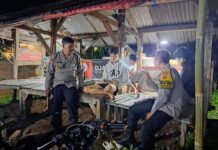 Personil Polsek Ciwaru Monitoring Pos Kamling di Malam Hari Selama Bulan Ramadan