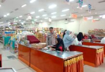 Bhabinkamtibmas Sambangi Karyawan Toko Aneka Sandang Desa Kadurama, Sampaikan Himbauan Kamtibmas Selama Ramadhan 1447 H