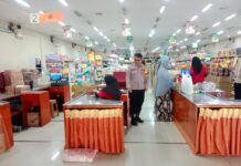 Jaga Kamtibmas Ramadhan 1447 H, Bhabinkamtibmas Sambangi Karyawan Toko Aneka Sandang Desa Kadurama