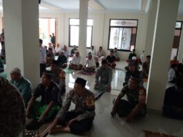 Bhabinkamtibmas Ciawigebang Ikuti Jumat Keliling di Desa Kadurama