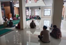 Wujud Kedekatan dengan Masyarakat, Bhabinkamtibmas Ciawigebang Ikuti Jumling di Masjid Al Muawwanah Desa Kadurama