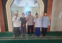 Bhabinkamtibmas Jalin Silaturahmi Kamtibmas Usai Shalat Dzuhur di Masjid Babussalam Desa Cijagamulya