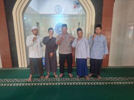 Bhabinkamtibmas Jalin Silaturahmi Kamtibmas Usai Shalat Dzuhur di Masjid Babussalam Desa Cijagamulya