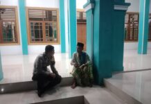 Bhabinkamtibmas Polsek Ciawigebang Sambang Warga Desa Ciputat, Perkuat Kamtibmas Malam Hari Selama Ramadhan 1447 H