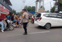 Bhabinkamtibmas Ciawigebang Amankan dan Atur Lalin Sore Hari Saat Ngabuburit di Alun-Alun Desa Ciawigebang