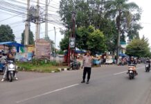 Bhabinkamtibmas Ciawigebang Hadir Beri Rasa Aman Saat Warga Ngabuburit Sore Hari di Alun-Alun Desa Ciawigebang
