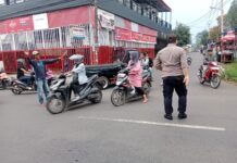Bhabinkamtibmas Polsek Ciawigebang Hadir Jaga Keamanan Sore Ramadhan 1447 H di Alun-Alun Desa Ciawigebang