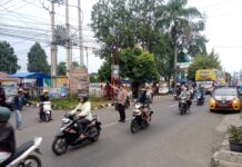 Bhabinkamtibmas Polsek Ciawigebang Intensifkan Pengamanan Ngabuburit Sore di Alun-Alun Desa Ciawigebang Demi Kelancaran Arus Lalu Lintas