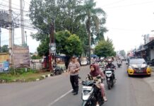 Bhabinkamtibmas Polsek Ciawigebang Laksanakan Pengaturan Lalin Sore di Alun-Alun Desa Ciawigebang Jelang Berbuka Puasa