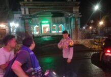 Bhabinkamtibmas Polsek Ciawigebang Pastikan Ibadah Tarawih di Masjid Jami’ Nurul Haq Desa Ciputat Berjalan Aman dan Kondusif