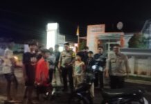 Patroli KRYD Malam Hari Ramadhan 1447 H, Bhabinkamtibmas Polsek Ciawigebang Antisipasi Perang Sarung di Desa Geresik