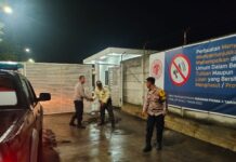 Patroli KRYD Malam Hari Ramadhan 1447 H, Bhabinkamtibmas Polsek Ciawigebang Himbau Satpam Gudang Wings di Desa Sidaraja Tingkatkan Kewaspadaan