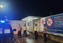 Cipta Kondisi Ramadhan 1447 H, Bhabinkamtibmas Polsek Ciawigebang Laksanakan Patroli KRYD Malam Hari Sambangi Satpam Gudang Wings di Desa Sidaraja