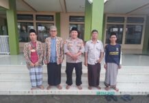 PS. Panit 2 Samapta Polsek Ciawigebang Jalin Silaturahmi Kamtibmas Bersama Warga Desa Kapandayan Saat Ramadhan 1447 H