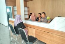 Bhabinkamtibmas Desa Kapandayan Dampingi Pelayanan Masyarakat Selama Ramadhan 1447 H