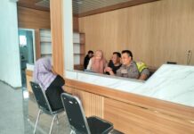 Bhabinkamtibmas Desa Kapandayan Aktif Dampingi Pelayanan Warga di Kantor Desa Selama Ramadhan 1447 H