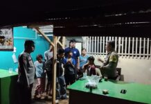 Patroli Malam Hari, Bhabinkamtibmas Polsek Ciawigebang Ajak Remaja Desa Geresik Jaga Keamanan Lingkungan Selama Ramadhan
