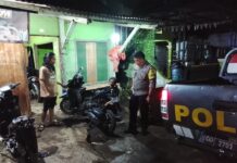 Jaga Kondusifitas Ramadhan 1447 H, Bhabinkamtibmas Polsek Ciawigebang Patroli KRYD Malam Sambangi Warga di Desa Geresik