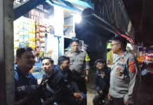 Bhabinkamtibmas Polsek Ciawigebang Patroli KRYD Malam Sambangi Warga Desa Geresik Saat Malam Ramadhan 1447 H