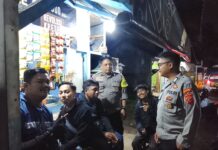Bhabinkamtibmas Polsek Ciawigebang Patroli KRYD Malam Sambangi Warga Desa Geresik, Ajak Jaga Kamtibmas Selama Ramadhan 1447 H