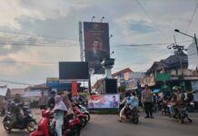 Bhabinkamtibmas Polsek Ciawigebang Laksanakan Pengaturan Lalu Lintas Sore Hari Saat Ngabuburit di Terminal Ciawigebang