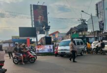 Bhabinkamtibmas Polsek Ciawigebang Atur Lalu Lintas Sore Hari Saat Ngabuburit di Terminal Ciawigebang