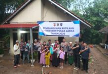 Ditressiber Polda Jabar Serahkan Kunci Rutilahu kepada Ibu Kini