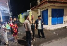 Polsek Ciwaru Intensifkan Patroli Malam, Kanit Binmas Berikan Himbauan Kamtibmas kepada Warga