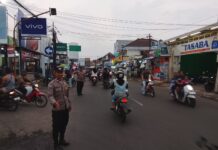 Bhabinkamtibmas Polsek Ciawigebang Laksanakan Pengamanan dan Pengaturan Lalu Lintas Sore Hari Saat Ngabuburit di Simpang Tiga Komplek Terminal Ciawigebang