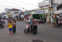 Bhabinkamtibmas Polsek Ciawigebang Atur Lalu Lintas Sore Hari Saat Ngabuburit di Simpang Tiga Komplek Terminal Ciawigebang