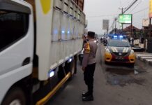 Antisipasi Kepadatan Ngabuburit, Bhabinkamtibmas Polsek Ciawigebang Lakukan Pengaturan Lalu Lintas di Simpang Tiga Komplek Terminal Ciawigebang