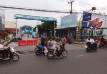 Polisi Hadir di Tengah Masyarakat, Bhabinkamtibmas Polsek Ciawigebang Amankan Arus Lalin Sore Saat Ngabuburit di Simpang Tiga Komplek Terminal Ciawigebang