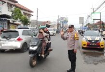 Jaga Kelancaran Ngabuburit, Bhabinkamtibmas Polsek Ciawigebang Gatur Lalin Sore di Simpang Tiga Komplek Terminal Ciawigebang