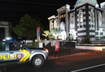 Wujud Pelayanan Polri, Bhabinkamtibmas Polsek Ciawigebang Amankan Shalat Tarawih di Masjid Jamie Al Futuwwah Susukan