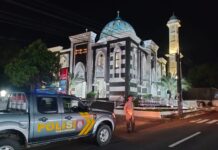 Bhabinkamtibmas Polsek Ciawigebang Hadir Beri Rasa Aman Saat Shalat Tarawih di Masjid Jamie Al Futuwwah Susukan