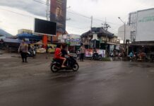 Bhabinkamtibmas Laksanakan Pengamanan dan Pengaturan Lalu Lintas Sore Hari Saat Ngabuburit di Pasar Ciawigebang