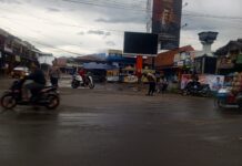Bhabinkamtibmas Polsek Ciawigebang Amankan dan Atur Lalu Lintas Sore Hari Saat Ngabuburit di Pasar Ciawigebang