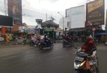 Bhabinkamtibmas Polsek Ciawigebang Laksanakan Pengamanan Sore Hari Saat Ngabuburit di Kawasan Pasar Ciawigebang