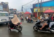 Antisipasi Kepadatan, Bhabinkamtibmas Polsek Ciawigebang Atur Lalu Lintas Sore Hari Saat Ngabuburit di Pasar Ciawigebang